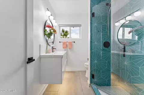 Bath - 2011 W Campbell Ave, Phoenix, AZ 85015 photo 3 of 4