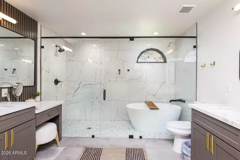 Bath - 2336 E Orangewood Ave, Phoenix, AZ 85020 photo 1 of 2