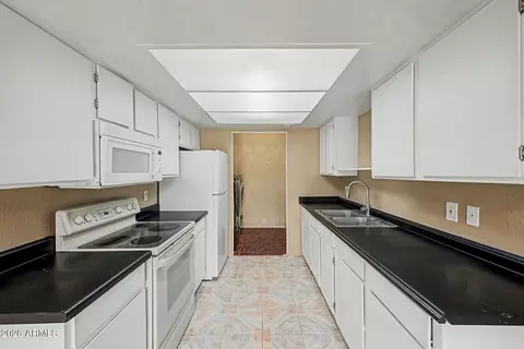 Kitchen - 6902 W Devonshire Ave #1281, Phoenix, AZ 85033 photo 1 of 2