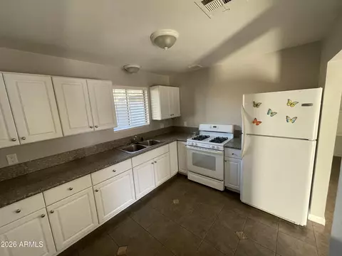 Kitchen - 1328 W Cochise Dr, Phoenix, AZ 85021 photo 5 of 6