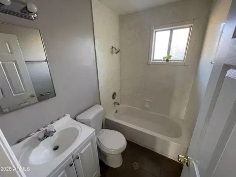 Bath - 1328 W Cochise Dr, Phoenix, AZ 85021 photo 2 of 3
