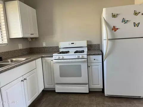 Kitchen - 1328 W Cochise Dr, Phoenix, AZ 85021 photo 4 of 6