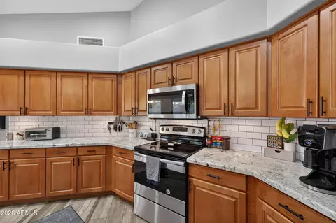 Kitchen - 2174 S Stuart Ave, Gilbert, AZ 85295 photo 5 of 6