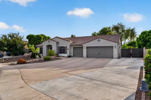Exterior - 2174 S Stuart Ave, Gilbert, AZ 85295 photo 2 of 16