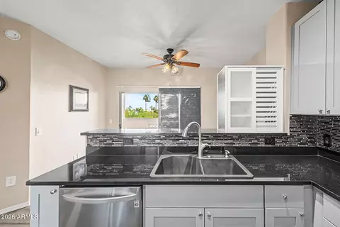 Kitchen - 920 E Devonshire Ave #3031, Phoenix, AZ 85014 photo 2 of 4