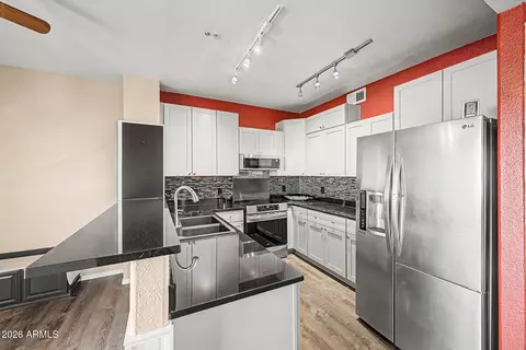 Kitchen - 920 E Devonshire Ave #3031, Phoenix, AZ 85014 photo 3 of 4