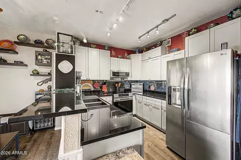 Kitchen - 920 E Devonshire Ave #3031, Phoenix, AZ 85014 photo 2 of 3