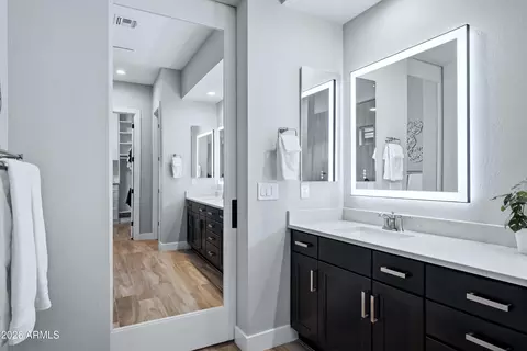 Bath - 2828 E Donald Dr, Phoenix, AZ 85050 photo 3 of 5