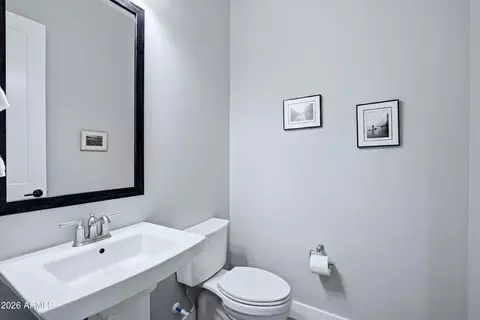 Bath - 2828 E Donald Dr, Phoenix, AZ 85050 photo 5 of 5