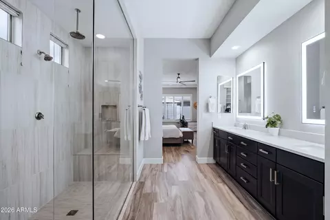 Bath - 2828 E Donald Dr, Phoenix, AZ 85050 photo 2 of 5