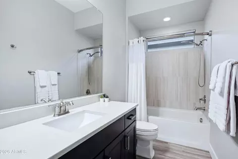 Bath - 2828 E Donald Dr, Phoenix, AZ 85050 photo 4 of 5