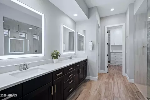 Bath - 2828 E Donald Dr, Phoenix, AZ 85050 photo 1 of 5