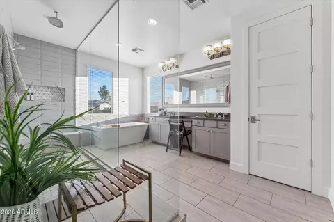Bath - 3829 E Crittenden Ln, Phoenix, AZ 85018 photo 3 of 7