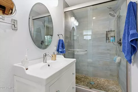 Bath - 3922 E Whitton Ave, Phoenix, AZ 85018 photo 2 of 3