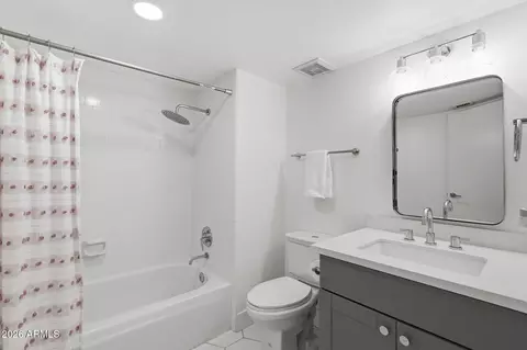 Bath - 7618 N 19th Dr, Phoenix, AZ 85021 photo 2 of 2