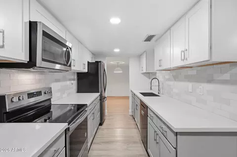 Kitchen - 7618 N 19th Dr, Phoenix, AZ 85021 photo 3 of 4