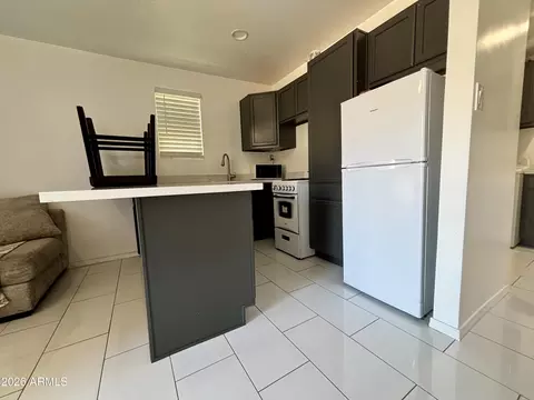 Kitchen - 2335 W Myrtle Ave, Phoenix, AZ 85021 photo 3 of 4