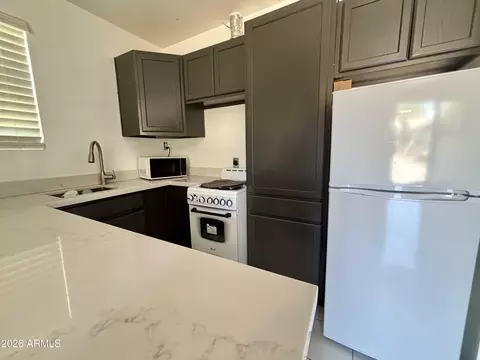 Kitchen - 2335 W Myrtle Ave, Phoenix, AZ 85021 photo 4 of 4