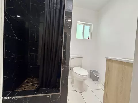 Bath - 2335 W Myrtle Ave, Phoenix, AZ 85021 photo 1 of 2