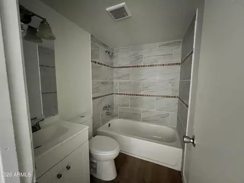 Bath - 1132 W North Ln, Phoenix, AZ 85021 photo 2 of 2