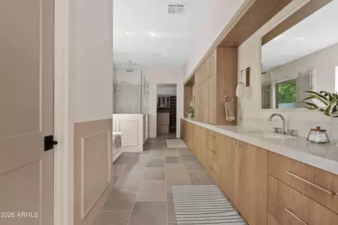 Bath - 4035 E Osborn Rd, Phoenix, AZ 85018 photo 2 of 9