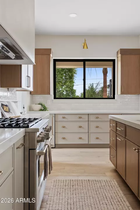 Kitchen - 4035 E Osborn Rd, Phoenix, AZ 85018 photo 9 of 9