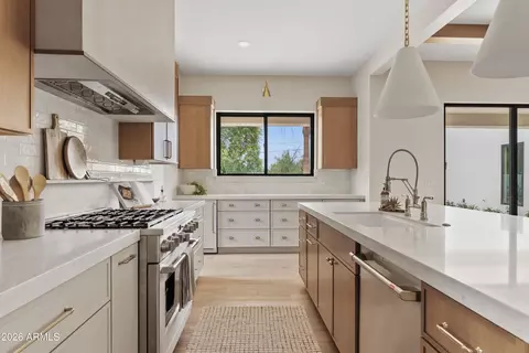 Kitchen - 4035 E Osborn Rd, Phoenix, AZ 85018 photo 6 of 9