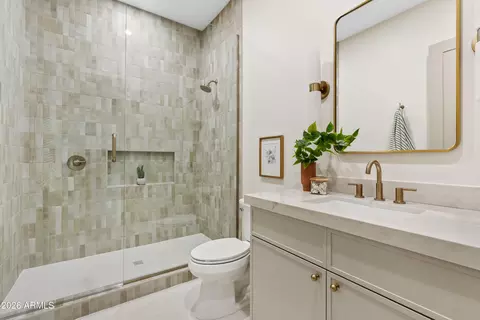 Bath - 4035 E Osborn Rd, Phoenix, AZ 85018 photo 8 of 9