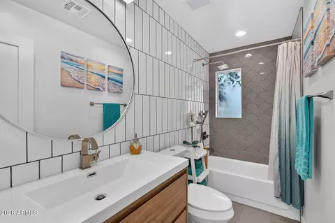 Bath - 3001 E Turney Ave, Phoenix, AZ 85016 photo 3 of 3