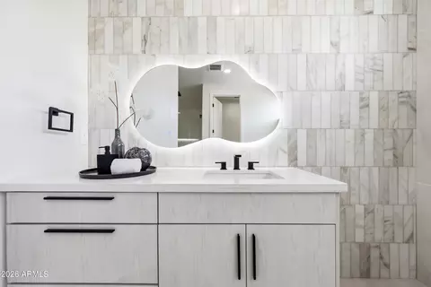 Bath - 4002 N 34th St, Phoenix, AZ 85018 photo 3 of 10