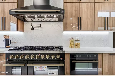 Kitchen - 4002 N 34th St, Phoenix, AZ 85018 photo 6 of 11