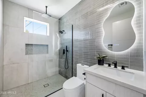 Bath - 4002 N 34th St, Phoenix, AZ 85018 photo 7 of 10