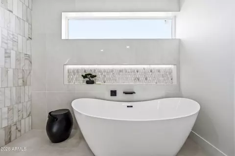 Bath - 4002 N 34th St, Phoenix, AZ 85018 photo 5 of 10