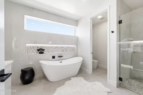 Bath - 4002 N 34th St, Phoenix, AZ 85018 photo 1 of 10
