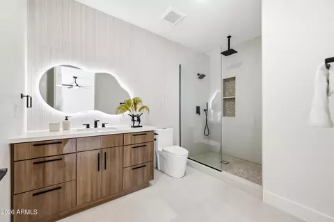 Bath - 4002 N 34th St, Phoenix, AZ 85018 photo 9 of 10