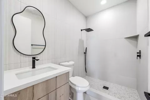 Bath - 4002 N 34th St, Phoenix, AZ 85018 photo 10 of 10