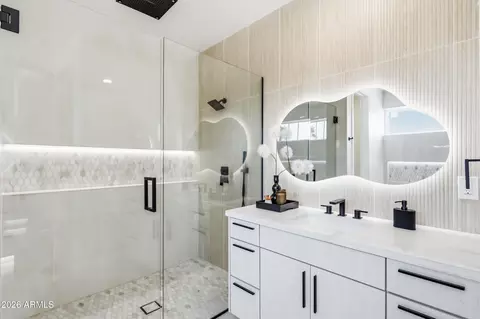 Bath - 4002 N 34th St, Phoenix, AZ 85018 photo 4 of 10