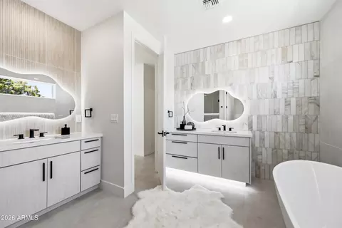 Bath - 4002 N 34th St, Phoenix, AZ 85018 photo 2 of 10