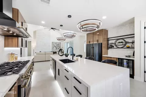 Kitchen - 4002 N 34th St, Phoenix, AZ 85018 photo 7 of 11