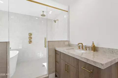 Bath - 144 E Winter Dr, Phoenix, AZ 85020 photo 4 of 8