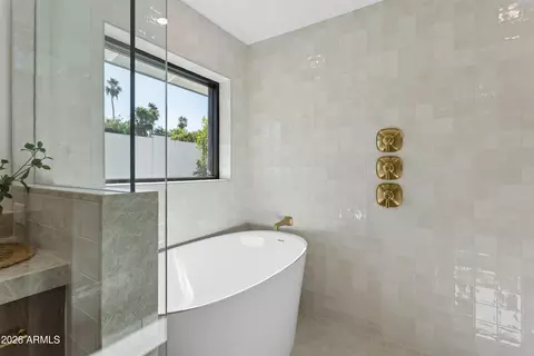 Bath - 144 E Winter Dr, Phoenix, AZ 85020 photo 5 of 8