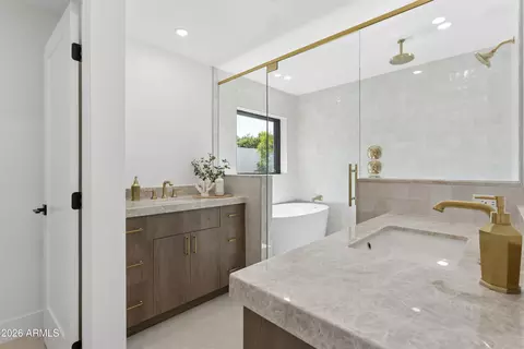 Bath - 144 E Winter Dr, Phoenix, AZ 85020 photo 3 of 8