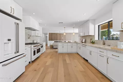 Kitchen - 144 E Winter Dr, Phoenix, AZ 85020 photo 5 of 6