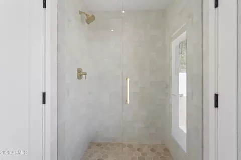 Bath - 144 E Winter Dr, Phoenix, AZ 85020 photo 1 of 8