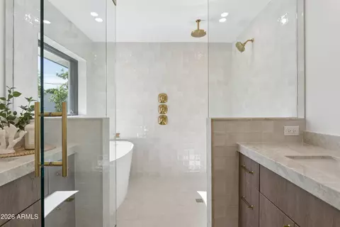 Bath - 144 E Winter Dr, Phoenix, AZ 85020 photo 6 of 8