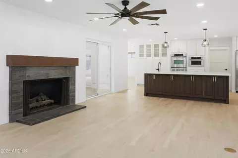 Living - 7801 N 16th Ln, Phoenix, AZ 85021 photo 2 of 7