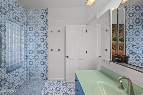 Bath - 3501 E Cannon Dr, Phoenix, AZ 85028 photo 8 of 9