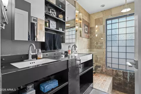 Bath - 3501 E Cannon Dr, Phoenix, AZ 85028 photo 3 of 9