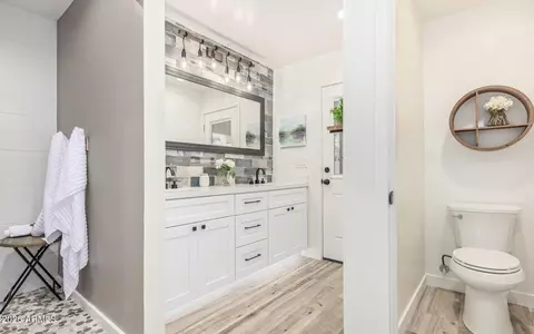 Bath - 1417 E Whitton Ave, Phoenix, AZ 85014 photo 1 of 1