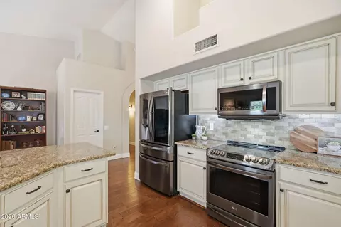 Kitchen - 2149 E Drake Ct, Gilbert, AZ 85234 photo 4 of 7